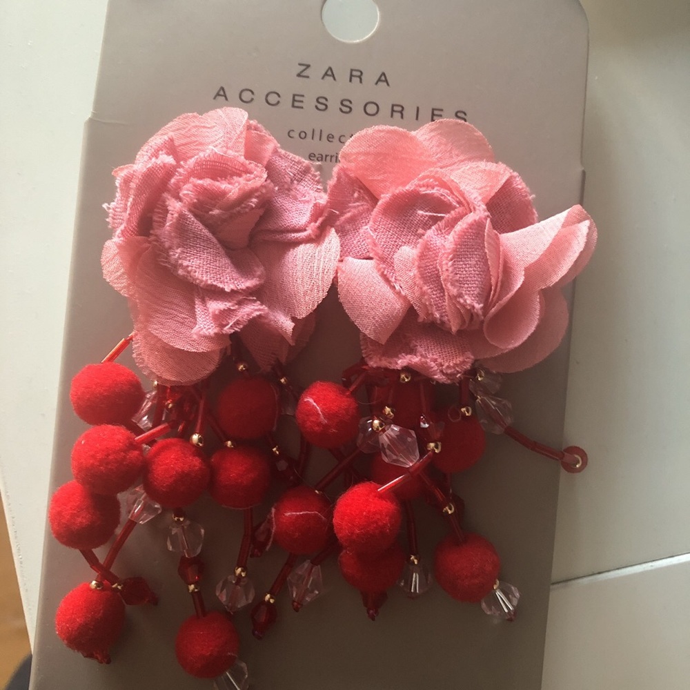 new || ZARA Flower Pompom Earrings - Picture 4 of 4